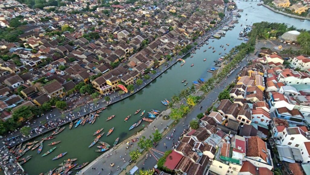 Toàn cảnh phố cổ Hội An nhìn từ trên cao với dù lượn bay qua sông Hoài và những mái nhà cổ kính