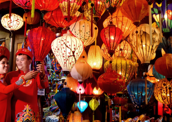 Đèn lồng Hội An rực rỡ sắc màu được làm thủ công bằng lụa và tre, treo gần nhau tại khu phố cổ vào ban đêm.