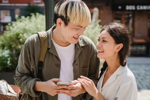 Nhân vật vẽ đội mũ đang liếm cây kẹo mút cầu vồng khổng lồ