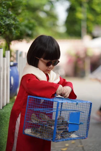 Người que vẽ tay quàng vai một con gà mái, kiểu giới thiệu bạn thân