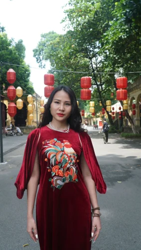 Gà đeo dù nhảy từ trên cao, mặt căng thẳng nhìn xuống mặt đất