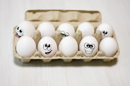 Gà trắng đứng thẳng người trong lồng, dáng như đang chờ