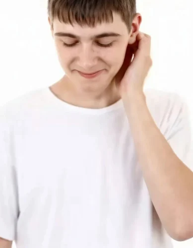 Chàng trai cúi đầu cười ngượng, kiểu được khen mà ngại