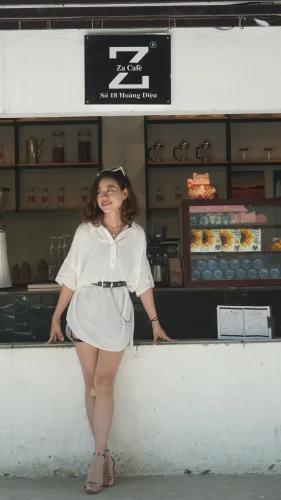 Nhân vật Shin đầu trọc nghe điện thoại mặt cau có, kiểu bị làm phiền